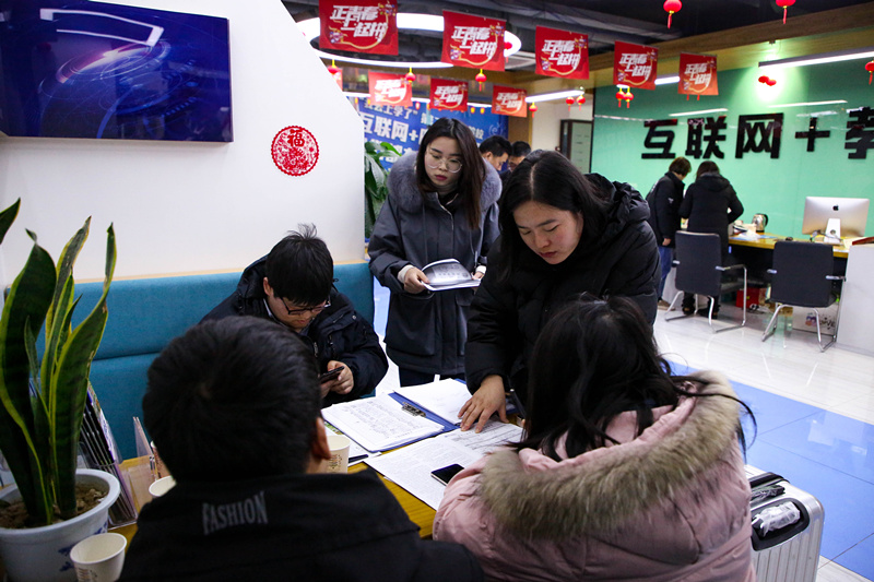 专业老师现场给学生家长解疑答惑