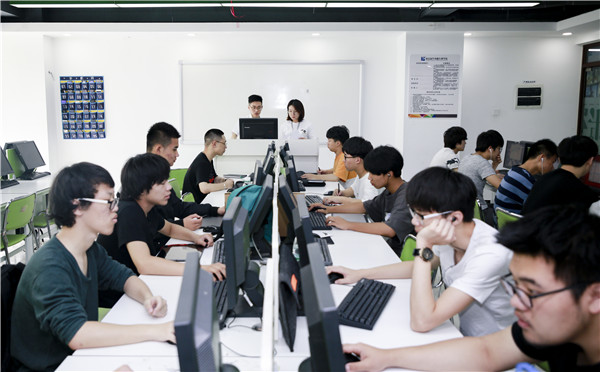 南京新华电脑专修学院的学费多少？