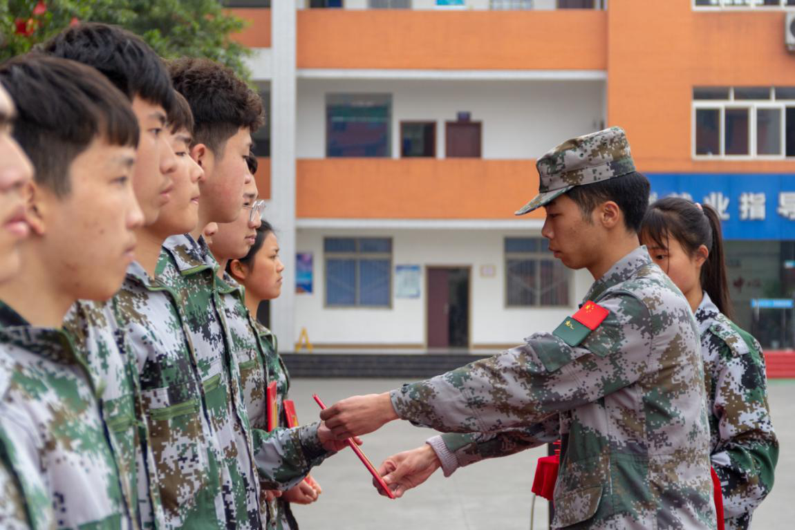 新華“三教三訓”之軍訓|揮灑汗水書寫迷彩青春！