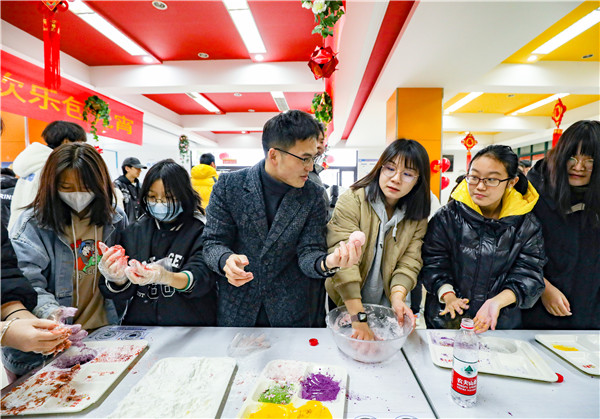 包汤圆，制花灯|热热闹闹过元宵