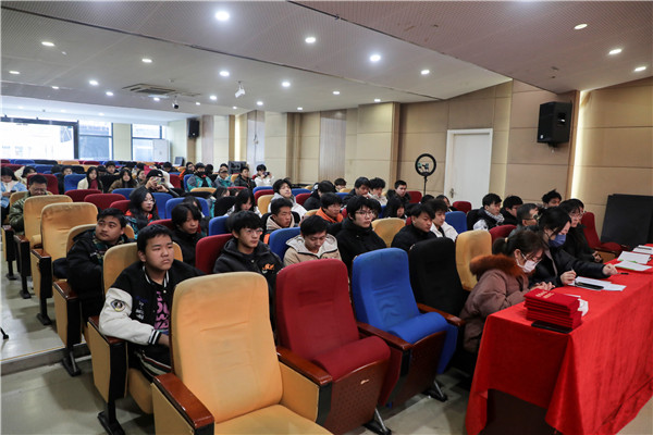 南京新华电脑专修学校举办《平面设计》课程结课答辩