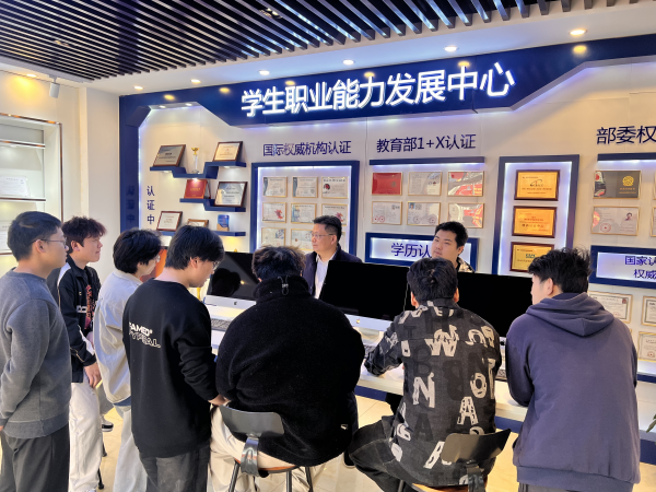南京新华电脑学校创就业中心组织毕业学生岗前培训 助力学子迈好职场第一步