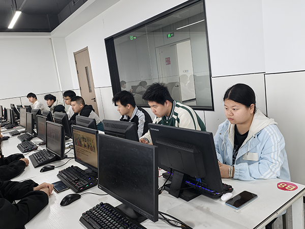 暖心指引，逐梦职场 —— 南京新华程老师为毕业班开展就业指导讲座