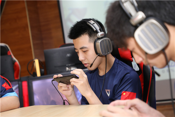 如何看待 Miss 爆料「Faker 年薪 5800 万，LPL 选手月薪保底 2 万」？