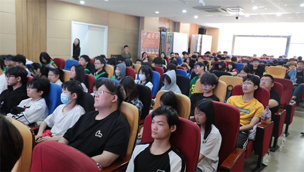南京新华电脑专修学校举办感恩母亲节教育讲座，传承孝道文化