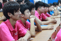 同学们认真聆听班级合唱