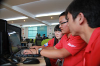 红队正在进行小组讨论