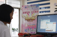 白队在检查店铺布置