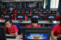 大众评委正在仔细地浏览三队作品