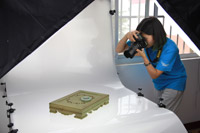 蓝队选手在进行商品拍摄