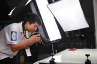 白队选手在进行商品拍摄