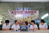 白队选手仔细检查建成的网店