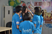 蓝队选手在安慰蒋蕊婷
