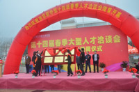 南京新华电脑专修学院高院长与金牌企业代表一一签约授牌