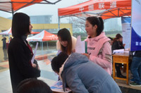 学院数千名毕业生携带精心准备的简历穿梭其中,积极与各用人单位沟通,