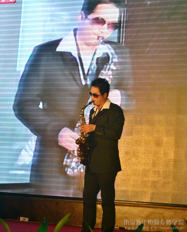 尤老师带来萨克斯风表演