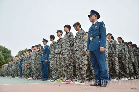 南京新华电脑专修学院军训开幕式隆重举行