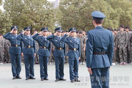 教官进行现场表演