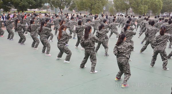 呼声震天响,回荡在南京新华电脑专修学院校园的上空。
