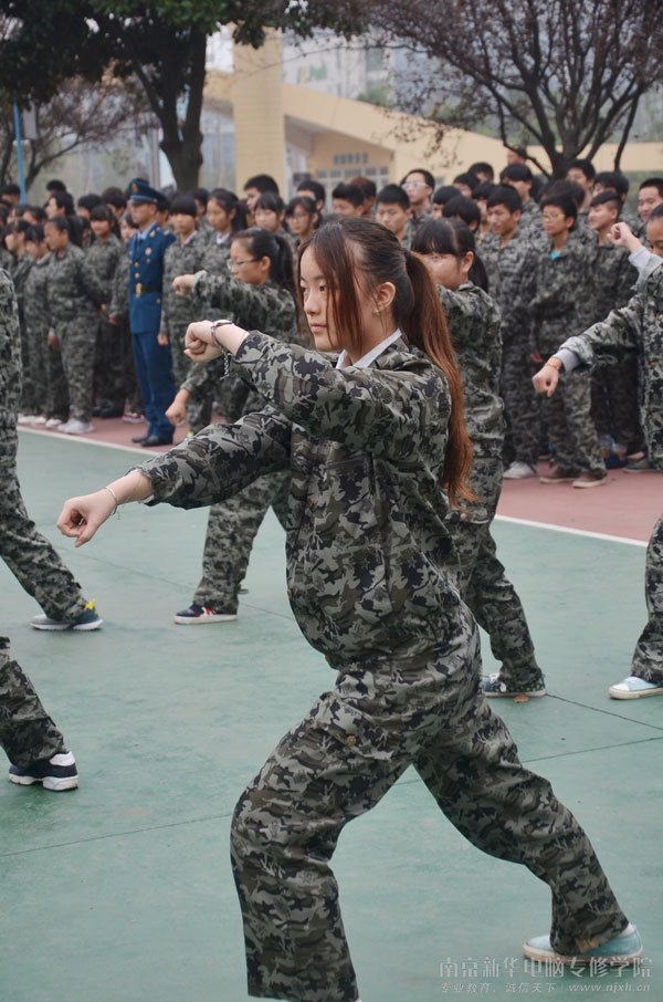 同学们威武的气势、昂扬的斗志、雄壮的口号、整齐的步伐,充分展示了学院2014级秋季新生的军训成果和奋发向上的精神风貌