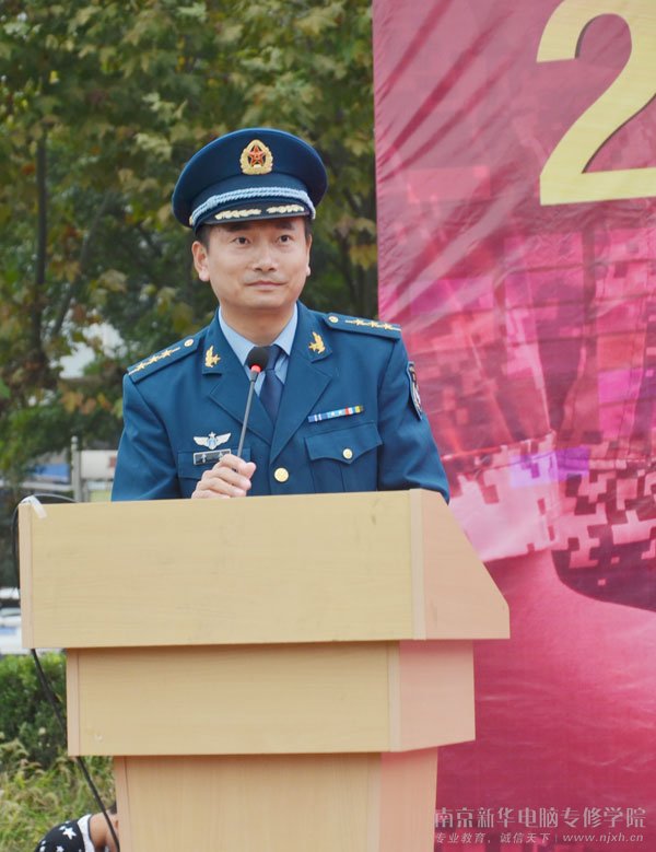 驻宁部队94994部队李大队长作了军训总结讲话