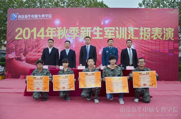 经研究决定对评出的先进班级、优秀宿舍、先进个人和叠军被标兵授予了荣誉称号