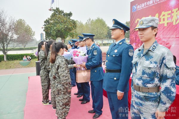 同学们为教官献上鲜花,表达感恩之情