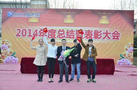 自信的笑容 昂扬的斗志