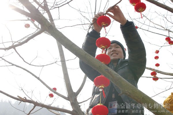 大寒小寒又一年,前两天大寒刚过,眼看喜气“洋洋”的新年将至,南京新华电脑专修学院各处布置起鲜红的灯笼,灯笼挂在树上好像结出了满树的大红柿子,处处洋溢着欢乐的节日气氛。 盼着、望着、看着......寒假终于来了,在离别前,要怎么庆祝呢?办晚会、发礼物、班级聚会?