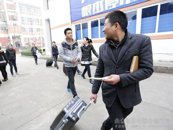 班主任老师热情迎接新生和家长