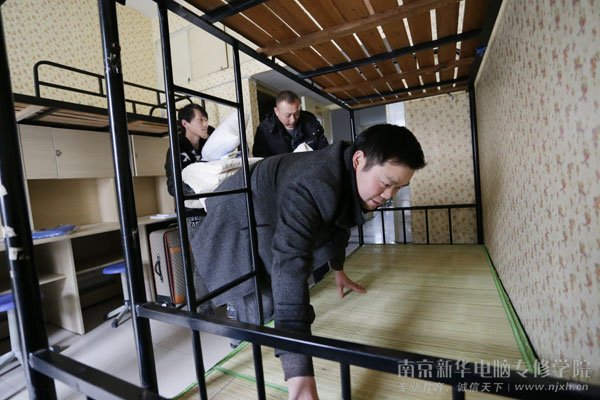 班主任老师细心地为新生铺床