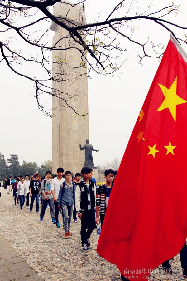南京新华学子前往雨花台开展清明祭扫活动