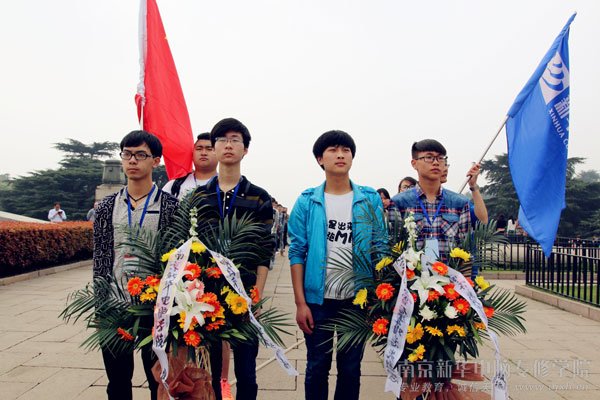 同学们怀着无比崇敬的心情,向曾经为民族独立和国家解放献出宝贵生命的革命先烈们敬献了花圈和花篮