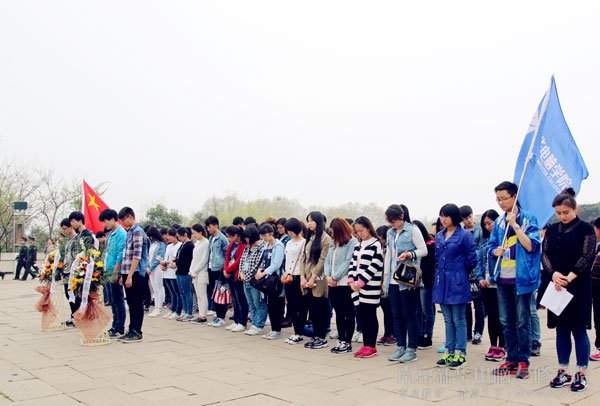 同学们排着整齐的队伍,进行默哀仪式