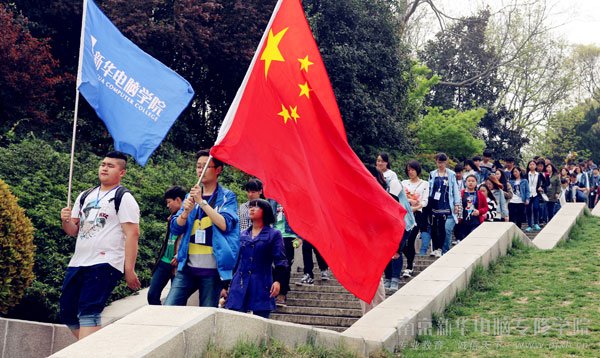 在老师的带领下,同学们参观了雨花台烈士陵园