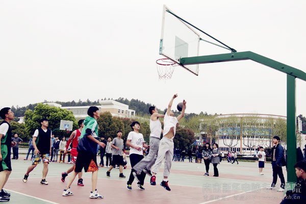 南京新华篮球赛火热开战