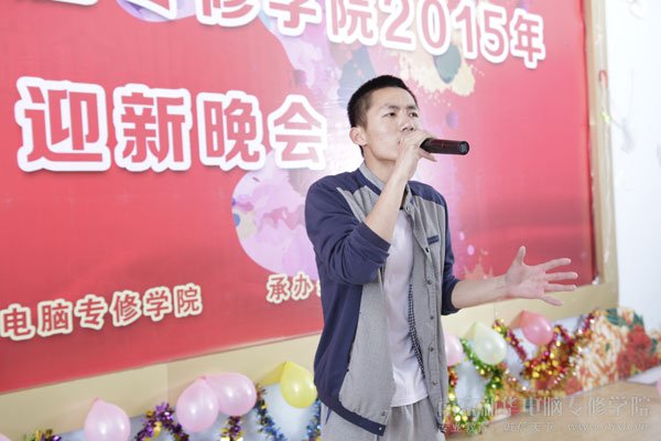 ������ͬѧ�ݳ��������ҵ��ۡ�