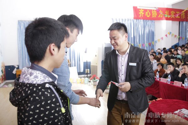 ������Ϊ��ͬѧ�䷢����