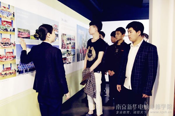 公司人事专员带领同学们参观办公环境,并非常仔细地为同学们讲解公司的发展历程、远景目标及企业文化等