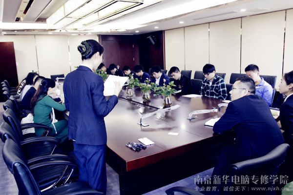 公司人事专员为同学们讲解公司章程和劳动合同细则