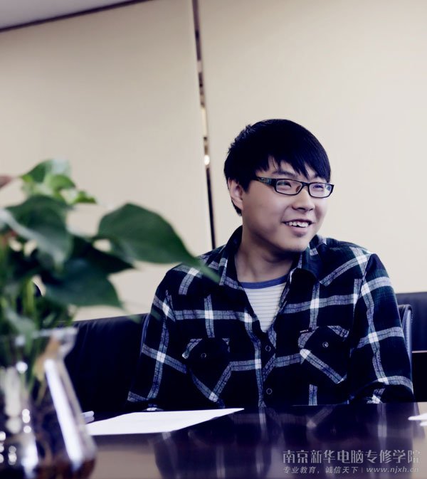 走上工作岗位的南京新华电脑专修学院毕业生的心情就如同这天气一样灿烂