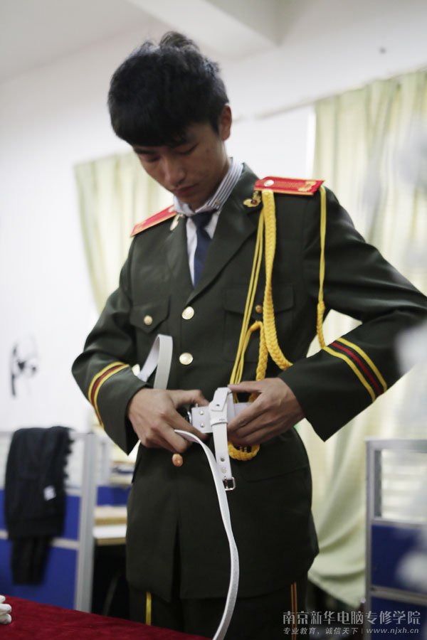 穿军装可是有要求的,张涛正在一丝不苟地整理军装