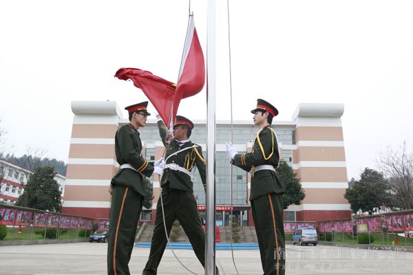 我们要用自己的一切力量,让五星红旗精彩地升起,辉煌地降落