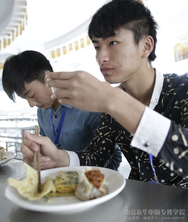 升旗仪式后,张涛与同学一起吃早饭