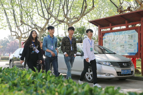 升旗仪式结束后,张涛脱下绿色军装,穿上自己的衣服,融入到人流中