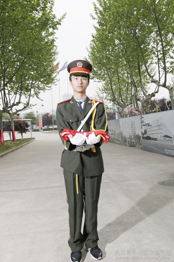 升旗仪式马上开始了,张涛既紧张又兴奋