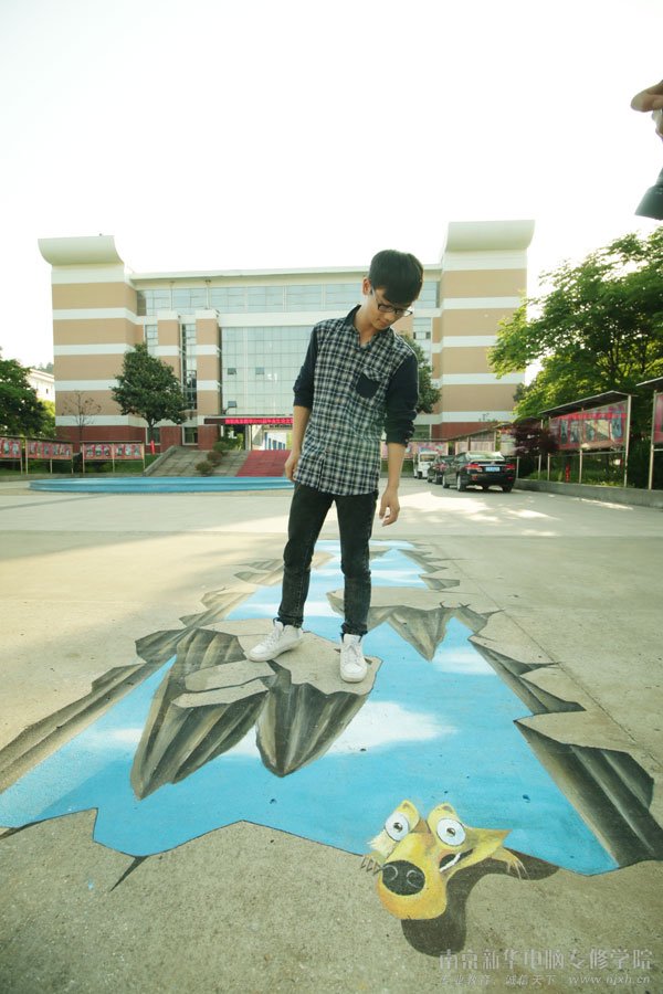 南京新华惊现“深渊” 学生自创3D画萌萌哒