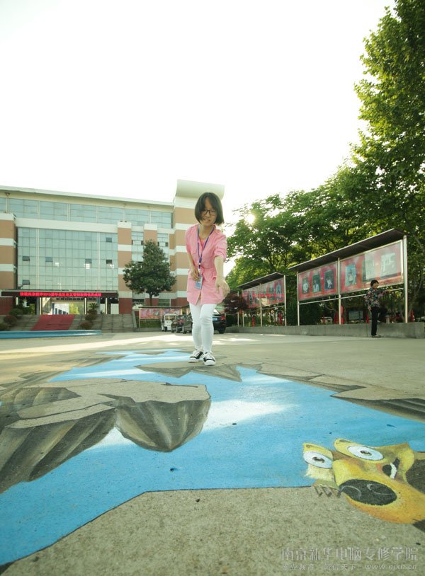 深渊、天洞、可乐......一幅幅以假乱真别有洞天的3D地景画出现在南京新华电脑专修学院的各个角落
