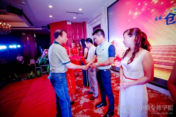 南京新华电脑专修学院2014年毕业生吴正兴荣获新华电脑教育“就业之星”荣誉称号