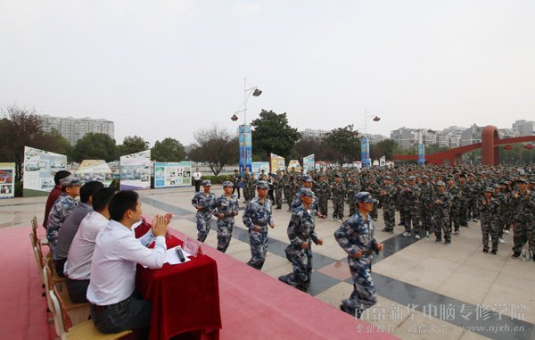 在同学们的期待的目光中,教官们迈着整齐的步伐喊着响亮的口号跑步入场